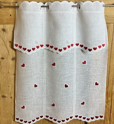 Scheibengardine Küche mit Roten Herzen Bestickt – Tiroler Landhausstil Bistrogardine Weiß/Rot – Modell Z-3717