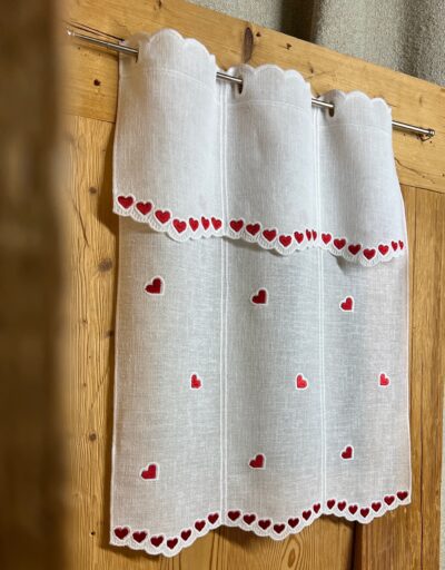 Scheibengardine Küche mit Roten Herzen Bestickt – Tiroler Landhausstil Bistrogardine Weiß/Rot – Modell Z-3717