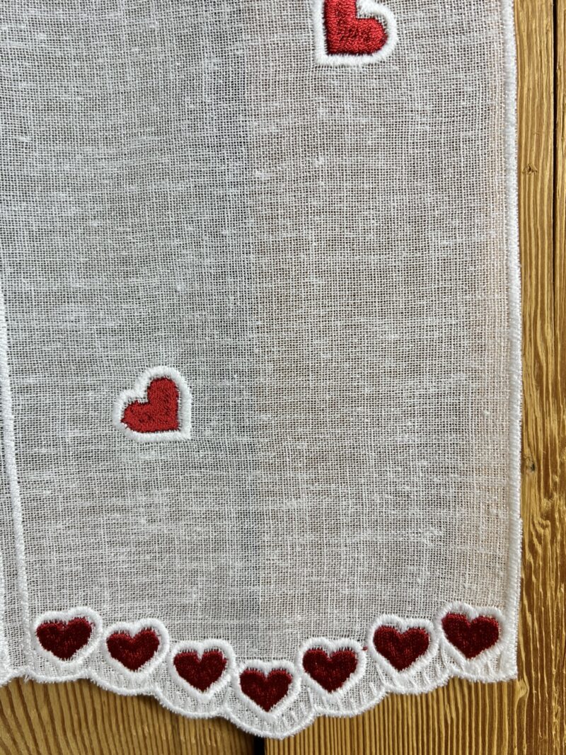 Scheibengardine Küche mit Roten Herzen Bestickt – Tiroler Landhausstil Bistrogardine Weiß/Rot – Modell Z-3717