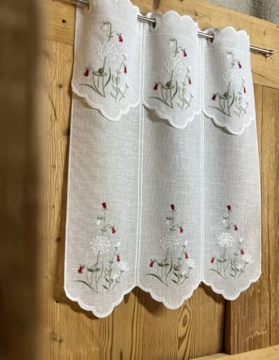 Scheibengardine im Landhausstil mit besticktem Blumenmotiv, Z- Campanula Scheibengardine im Landhausstil mit besticktem Blumenmotiv, Z- Campanula