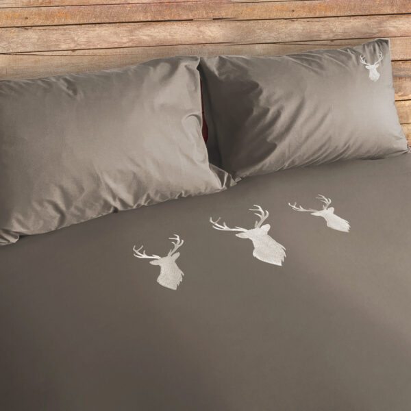 Bettwäsche aus satiniertem Stoff mit Hirschkopfstickerei, DEER Taupe