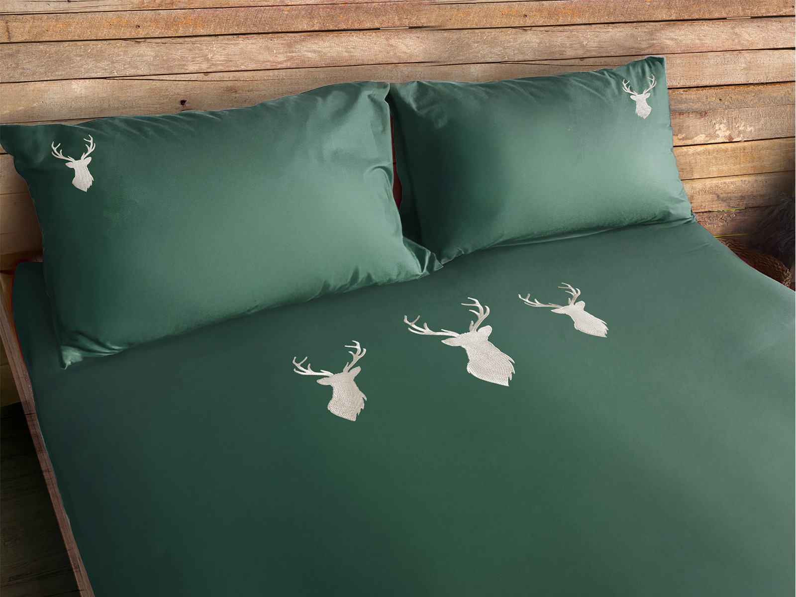 Bettwäschegarnitur aus satiniertem Stoff mit Hirschkopfstickerei, DEER grün Bettwäschegarnitur aus satiniertem Stoff mit Hirschkopfstickerei, DEER grün