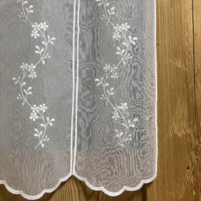 Scheibengardine Shabby Chic, Bistrogardine Weiß Transparent mit Blumenstickerei M-8211