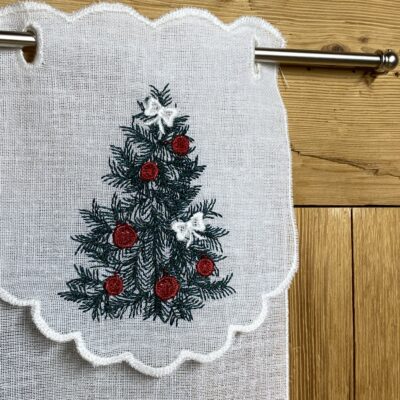 Scheibengardine nach Maß, bestickt mit Schneekristalle und Weihnachtsbaum mit Glitzer, M-7224a