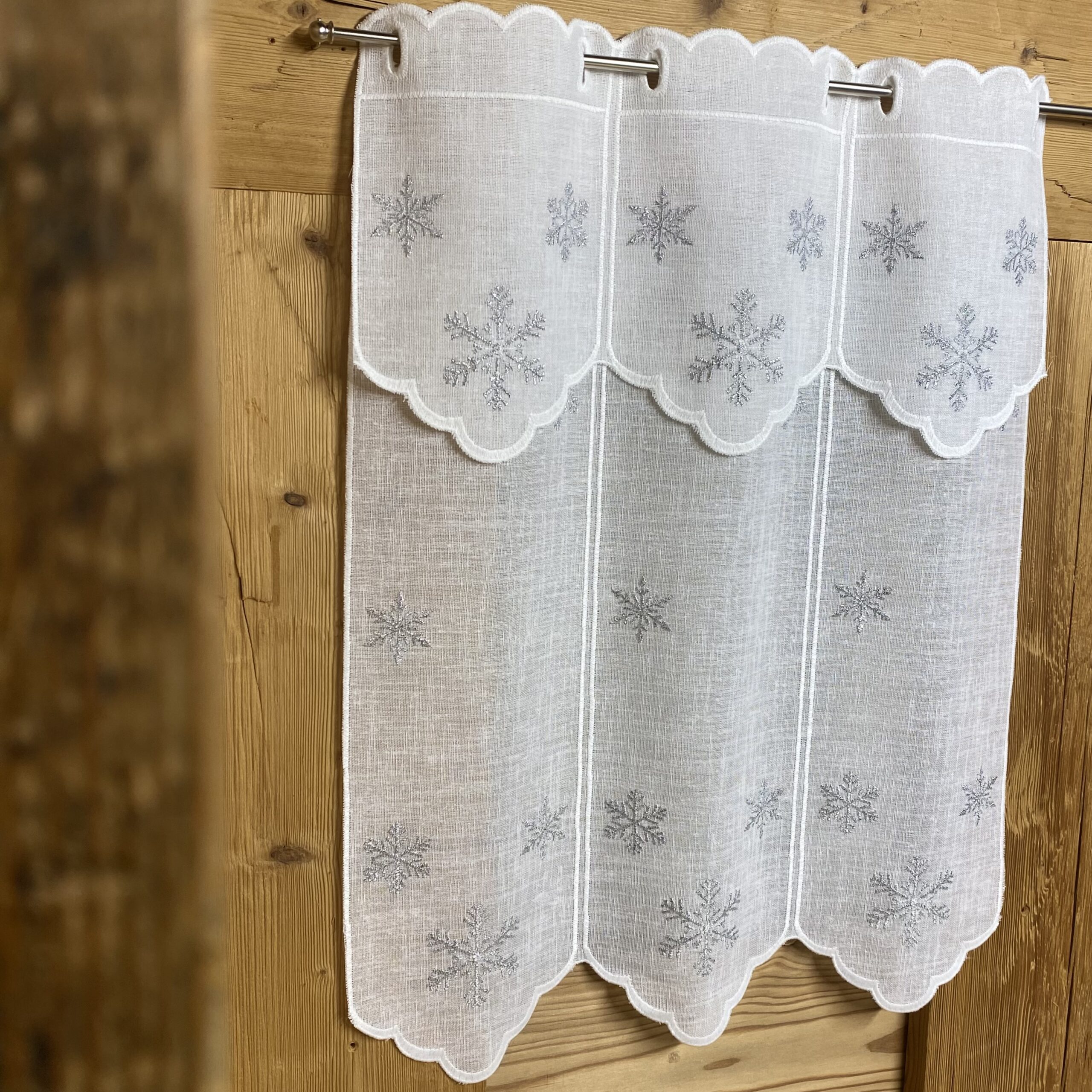Scheibengardine für Küche oder Wohnzimmer mit silbernen, bestickten Z-Kristallen Scheibengardine für Küche oder Wohnzimmer mit silbernen, bestickten Z-Kristallen