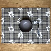 Mitteldecke im Karo-Design mit Edelweißmotiv, 90×90 cm im Alpenstil, traditionell & dekorativ