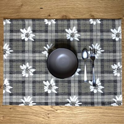 Platzset im eleganten Alpin-Stil mit Edelweiß und Karomuster