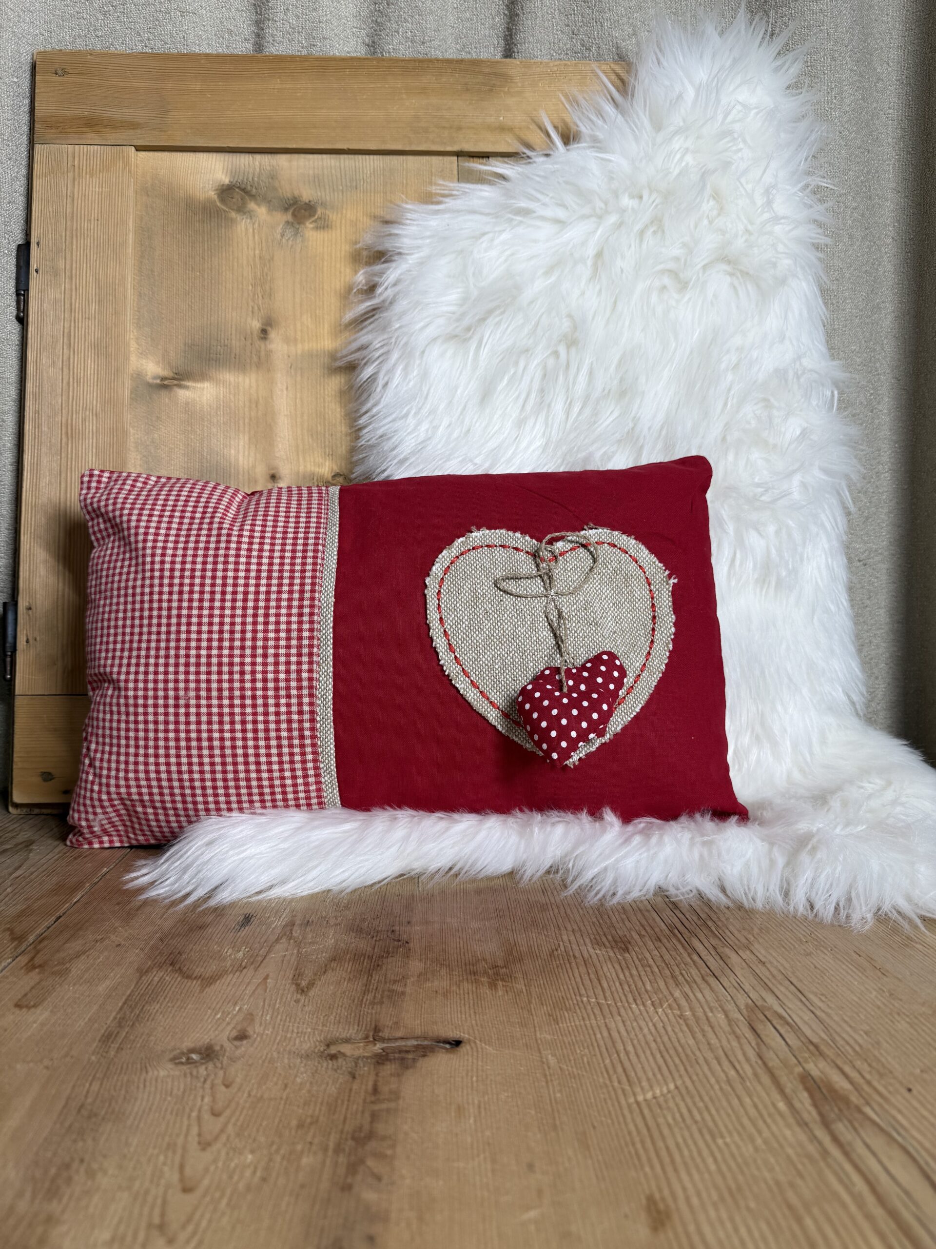 Dekokissen mit Herz Rot, Tiroler Landhausstil mit Füllung 30×50 cm Dekokissen mit Herz Rot, Tiroler Landhausstil mit Füllung 30×50 cm
