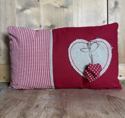 Dekokissen mit Herz Rot, Tiroler Landhausstil mit Füllung 30×50 cm