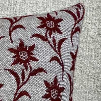 Elegantes Alpenkissen mit Edelweiß-Blumenmotiv 44×44 cm, Wolloptik, Hintergrund Beige und Edelweiß Bordeaux