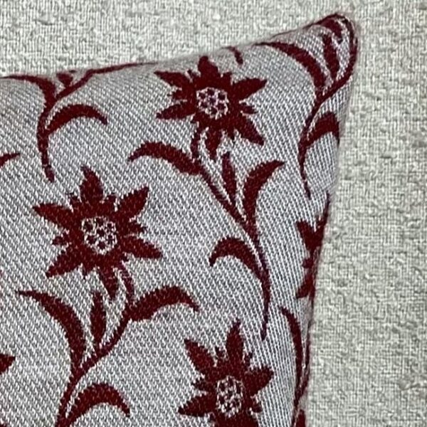 Elegantes Alpenkissen mit Edelweiß-Blumenmotiv 44×44 cm, Wolloptik, Hintergrund Beige und Edelweiß Bordeaux
