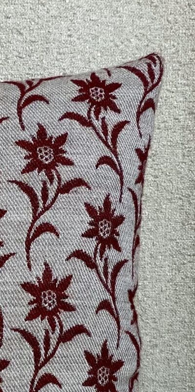 Elegantes Alpenkissen mit Edelweiß-Blumenmotiv 44×44 cm, Wolloptik, Hintergrund Beige und Edelweiß Bordeaux