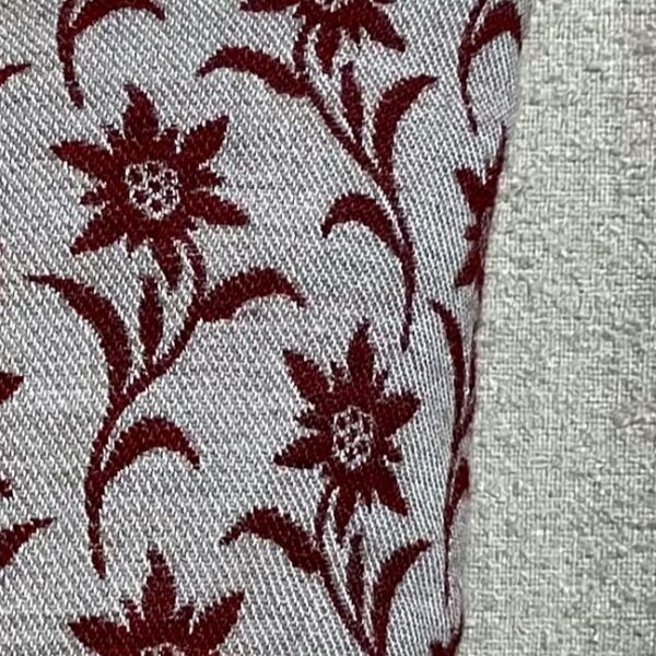 Elegantes Alpenkissen mit Edelweiß-Blumenmotiv 44×44 cm, Wolloptik, Hintergrund Beige und Edelweiß Bordeaux