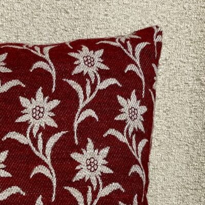 Elegantes Alpenkissen mit Edelweiß-Blumenmotiv 44×44 cm, Wolloptik, Hintergrund Bordeaux