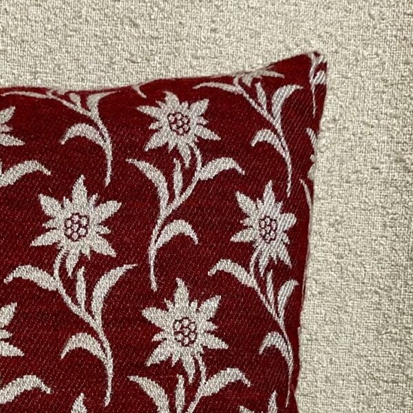 Elegantes Alpenkissen mit Edelweiß-Blumenmotiv 44×44 cm, Wolloptik, Hintergrund Bordeaux