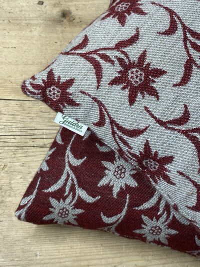 Elegantes Alpenkissen mit Edelweiß-Blumenmotiv 44×44 cm, Wolloptik, Bordeaux