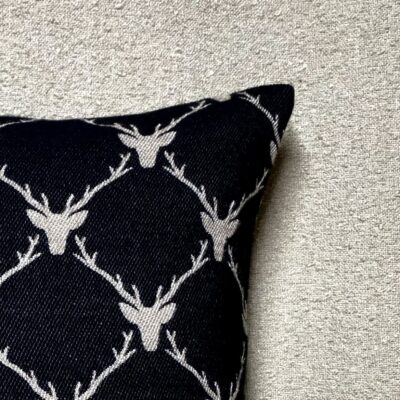 Dekokissen Schwarz mit Hirschmotiv  44×44 cm, Moderner Landhausstil im Chalet-Look