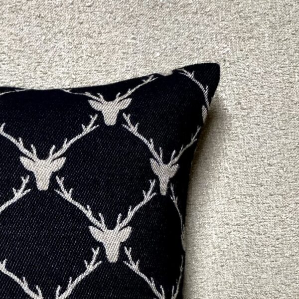Dekokissen Schwarz mit Hirsch Motiv Beige 44×44 cm, modernen Landhausstil, Chalet Look