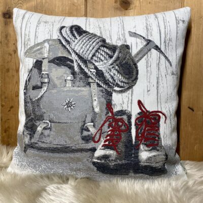 Dekokissen Alpenstil mit Bergsteigerhelm und Wanderschuhen, Rustikales Kissen 44×44 cm
