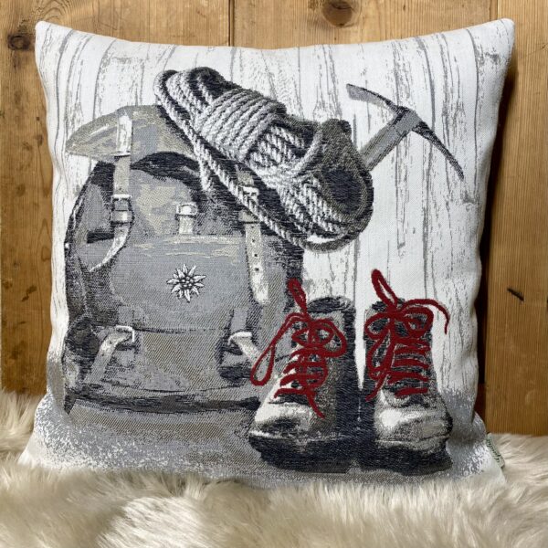 Dekokissen Alpenstil mit Bergsteigerhelm und Wanderschuhen, Rustikales Kissen 44×44 cm