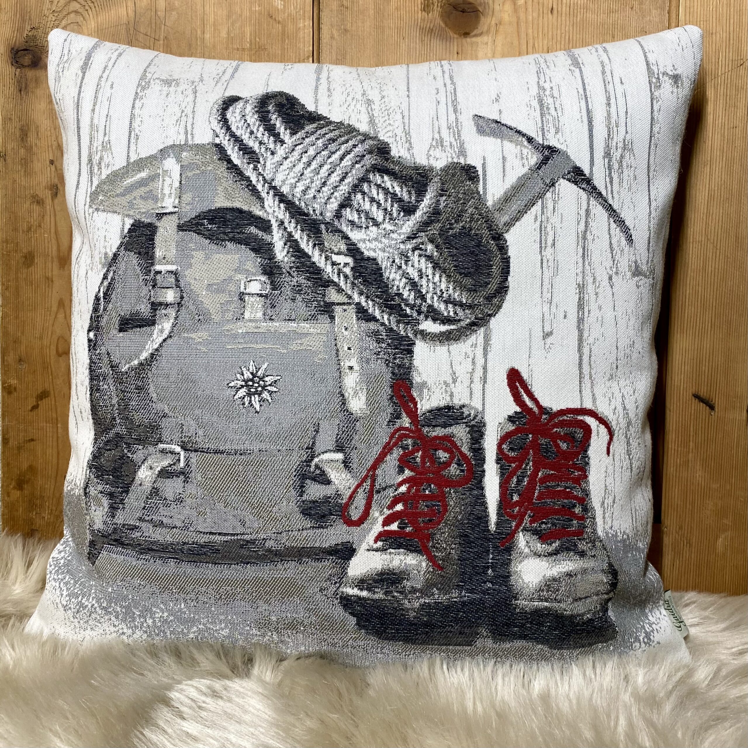 Dekokissen Alpenstil mit Bergsteigerhelm und Wanderschuhen, Rustikales Kissen 44×44 cm Dekokissen Alpenstil mit Bergsteigerhelm und Wanderschuhen, Rustikales Kissen 44×44 cm