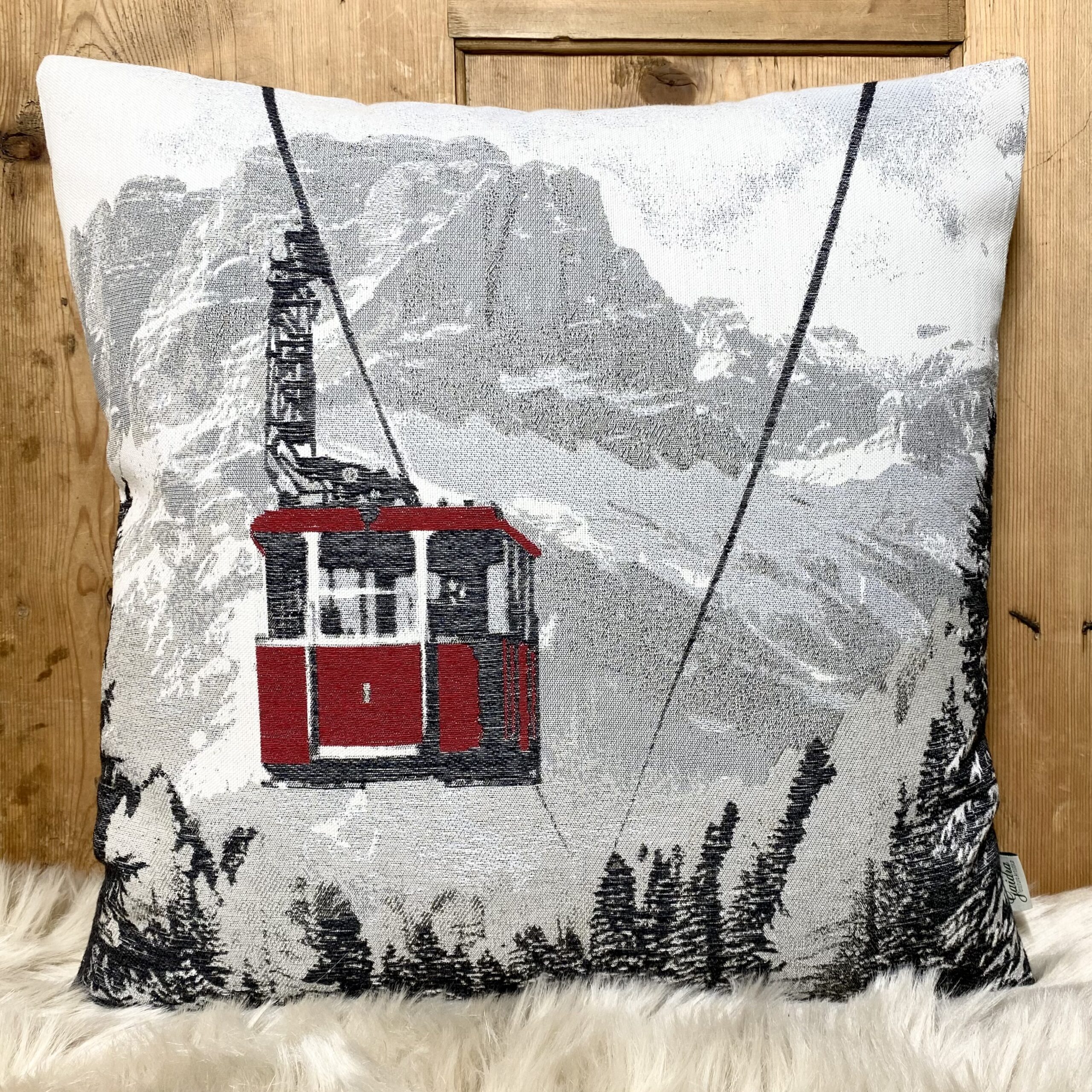 Dekokissen mit roter Seilbahn und Bergpanorama, Chalet und Landhausstil Dekokissen mit roter Seilbahn und Bergpanorama, Chalet und Landhausstil