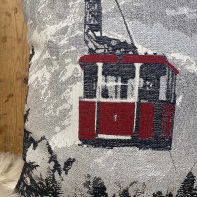 Dekokissen mit roter Seilbahn und Bergpanorama, Chalet und Landhausstil