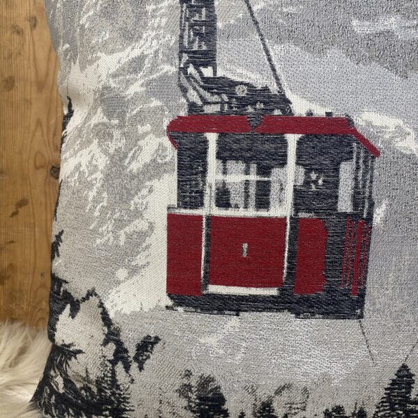 Dekokissen mit roter Seilbahn und Bergpanorama, Chalet und Landhausstil