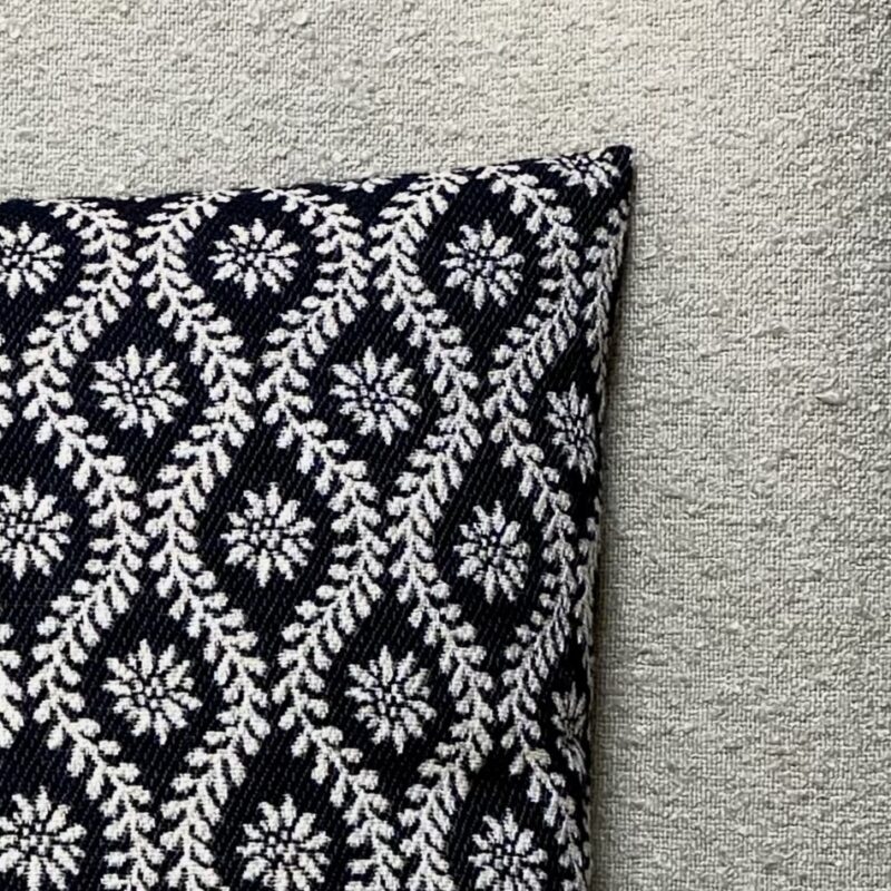 Kissen Edelweiß Ramage, 44×44 cm, in Wolloptik, schwarzer Hintergrund.