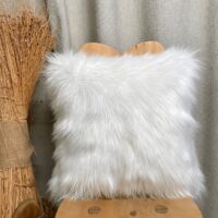 Dekokissen Alpenstil mit Bergsteigerhelm und Wanderschuhen, Rustikales Kissen 44×44 cm