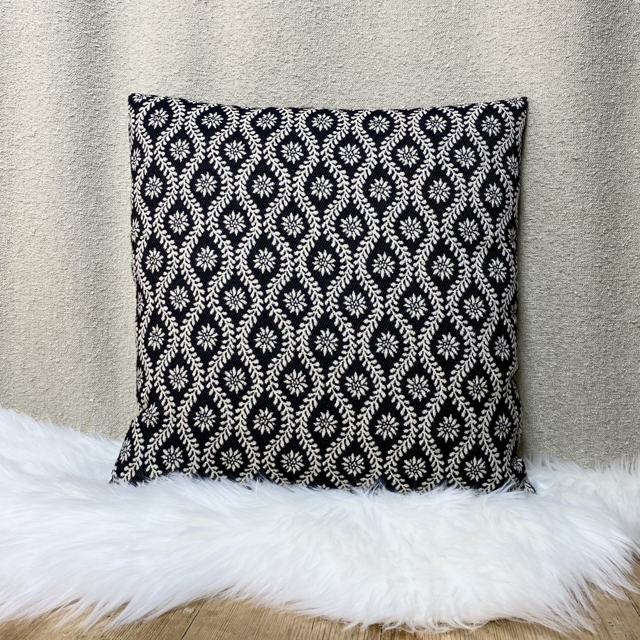 Kissen Edelweiß Ramage, 44×44 cm, in Wolloptik, schwarzer Hintergrund. Kissen Edelweiß Ramage, 44×44 cm, in Wolloptik, schwarzer Hintergrund.