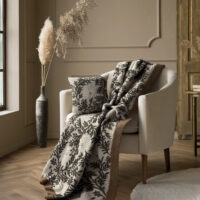 Plaiddecke RAMAGE mit floralem Muster, 150 × 200 cm, Beige und Grün
