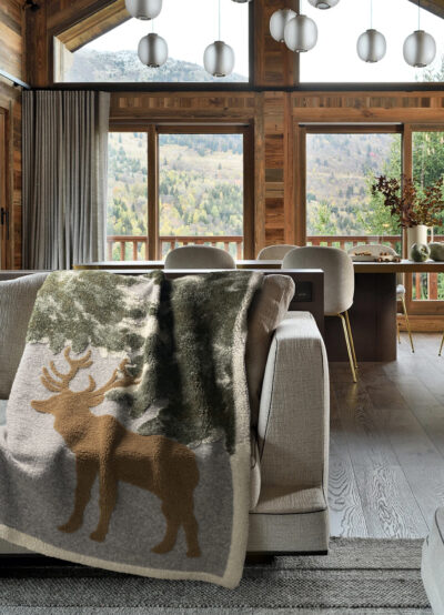Dekorativer Plaid mit Winterlandschaft und Rentieren, 150 × 200 cm Beige/Grün