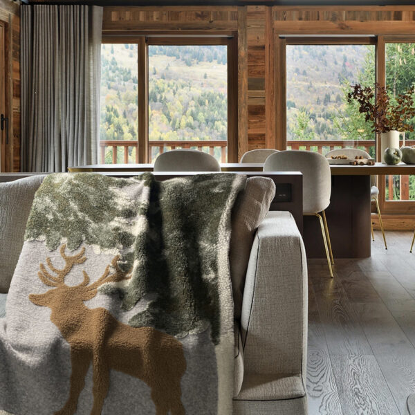 Dekorativer Plaid mit Winterlandschaft und Rentieren, 150 × 200 cm Beige/Grün