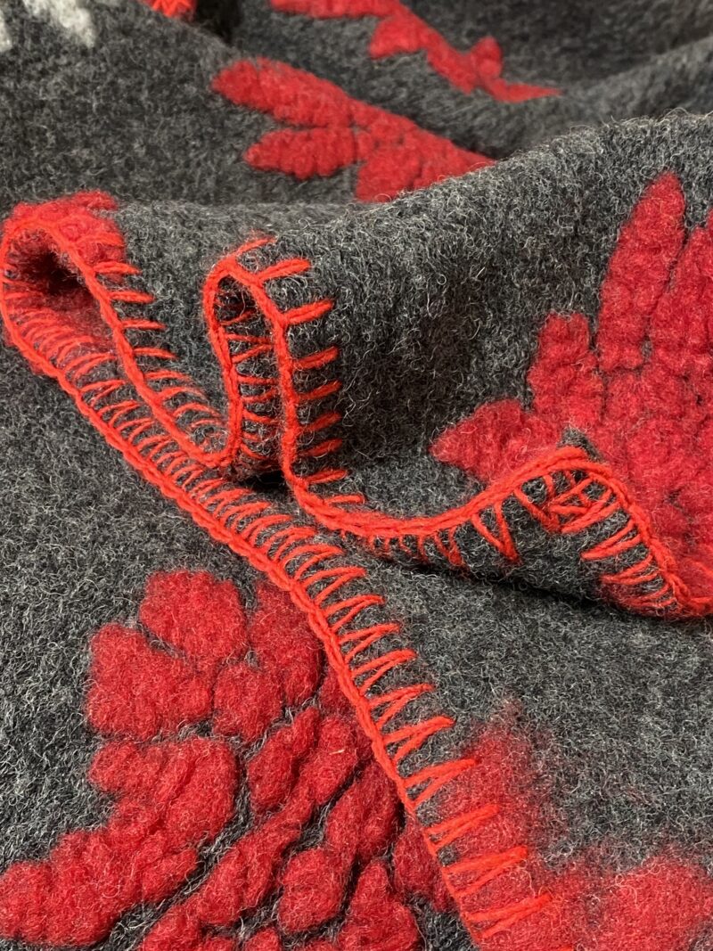 Wolldecke mit Edelweiß-Motiven, im Bergstil, in den Farben Anthrazit und Rot, 150×170 cm