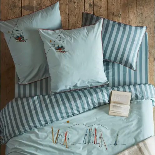 Bettwäsche-Set im alpinen Stil von SYLVIE THIRIEZ, mit Ski-Motiv, hellblau, aus Percale-Baumwolle, 250 x 200 cm + Umschlag Bettwäsche-Set im alpinen Stil von SYLVIE THIRIEZ, mit Ski-Motiv, hellblau, aus Percale-Baumwolle, 250 x 200 cm + Umschlag