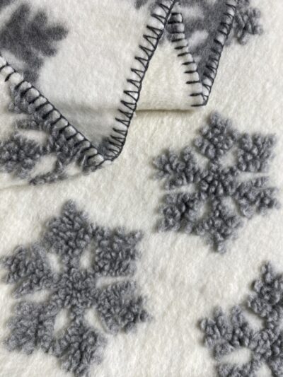 Wolldecke mit SCHNEEKRISTALLE, weiß mit silbernen Schleifen, im Bergstil, 150 x 170 cm