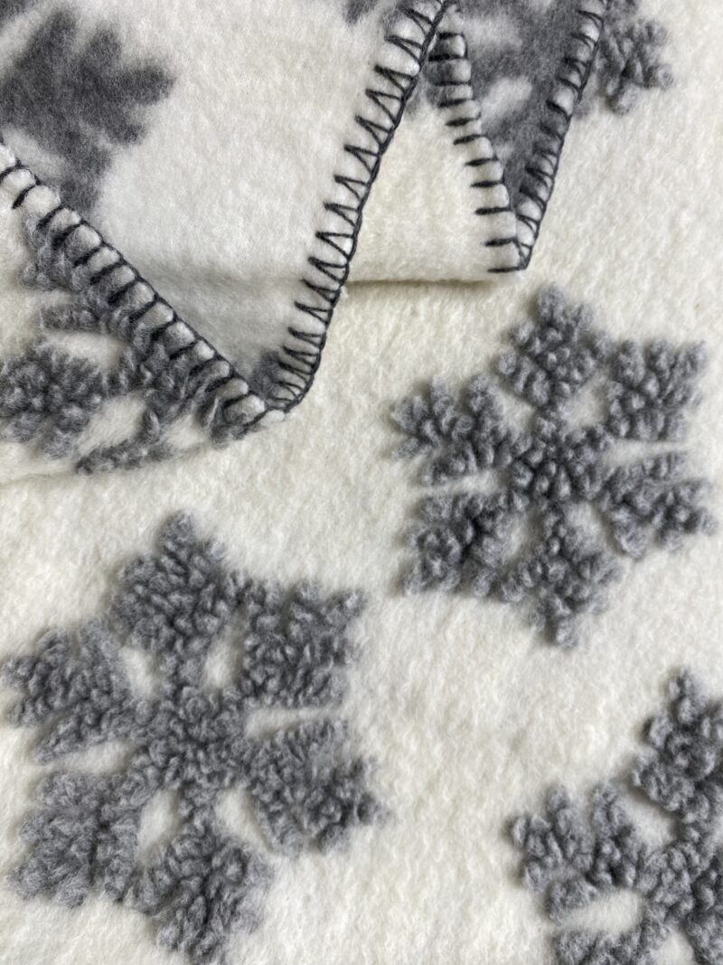 Wolldecke mit SCHNEEKRISTALLE, weiß mit silbernen Schleifen, im Bergstil, 150 x 170 cm