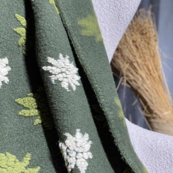 Wolldecke mit Edelweiß-Motiven, im Bergstil, Grün, 150×170 cm