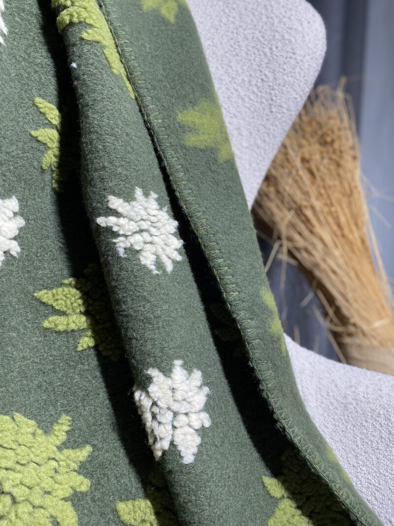 Wolldecke mit Edelweiß-Motiven, im Bergstil, Grün, 150×170 cm