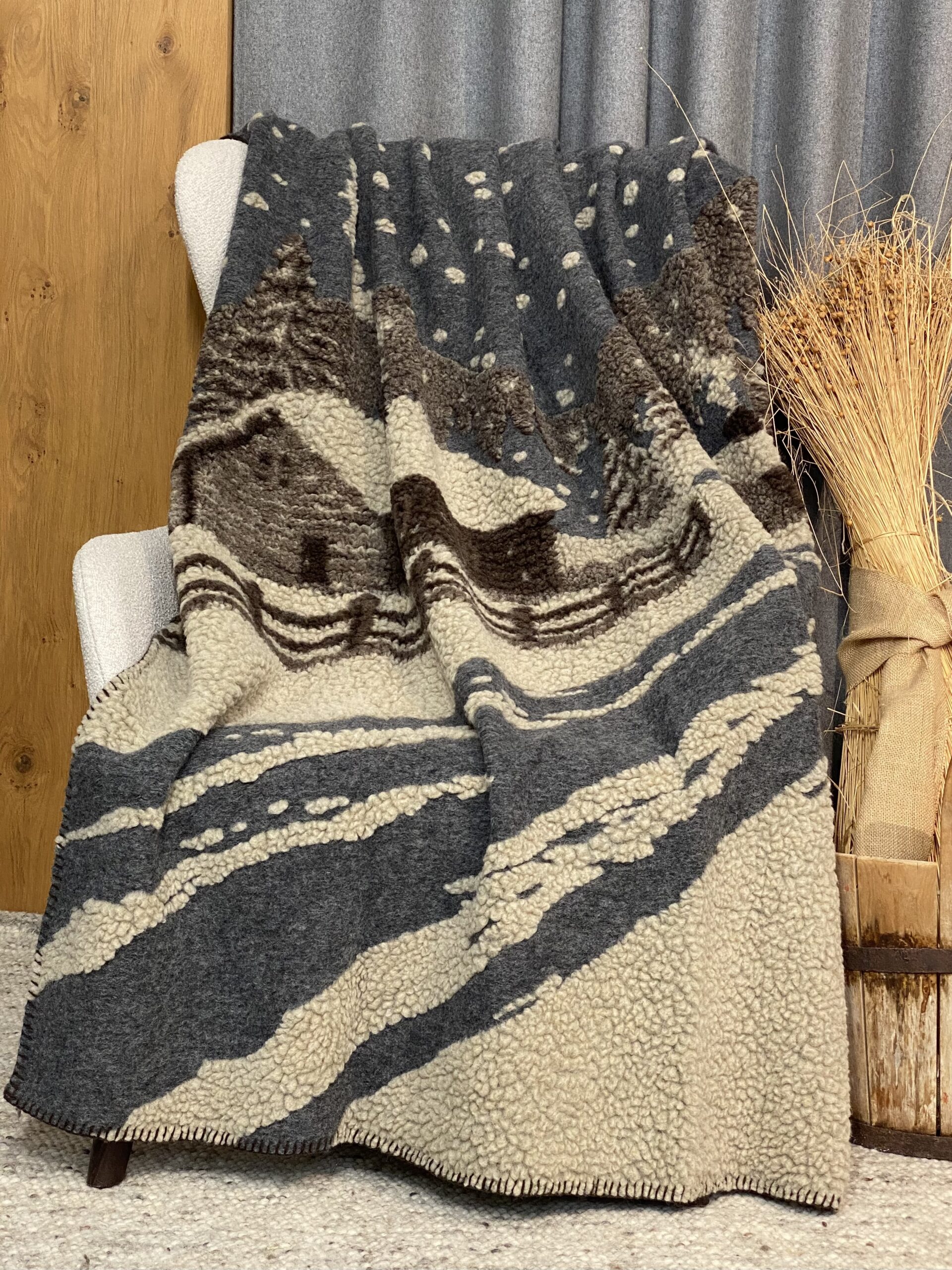 Wolldecke, Berghütte und Winterlandschaft, 150×170 cm, dunkel grau, Chalet Stil Wolldecke, Berghütte und Winterlandschaft, 150×170 cm, dunkel grau, Chalet Stil